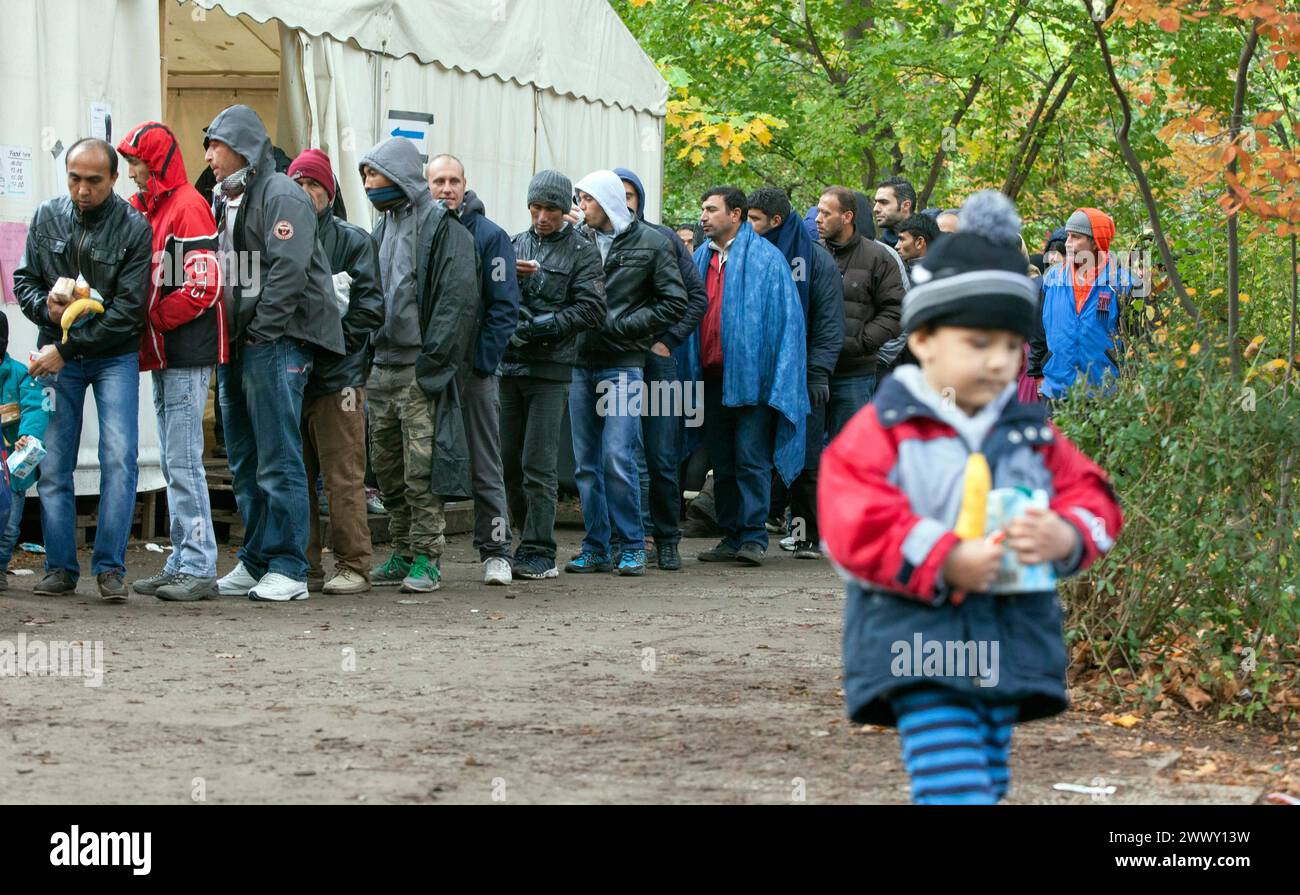 Rifugiati provenienti dalla Siria in attesa di essere registrati presso il Centro centrale di accoglienza per i richiedenti asilo presso l'Ufficio di Stato di Berlino per la salute e il sociale Foto Stock