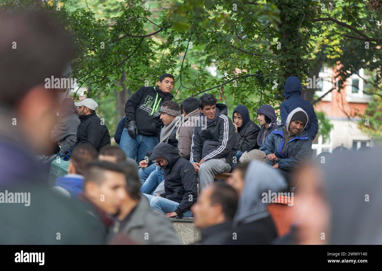 Rifugiati provenienti dalla Siria in attesa di essere registrati presso il Centro centrale di accoglienza per i richiedenti asilo presso l'Ufficio di Stato di Berlino per la salute e il sociale Foto Stock