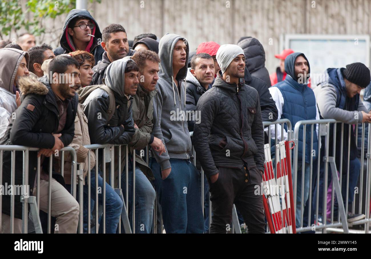 Rifugiati provenienti dalla Siria in attesa di essere registrati presso il Centro centrale di accoglienza per i richiedenti asilo presso l'Ufficio di Stato di Berlino per la salute e il sociale Foto Stock