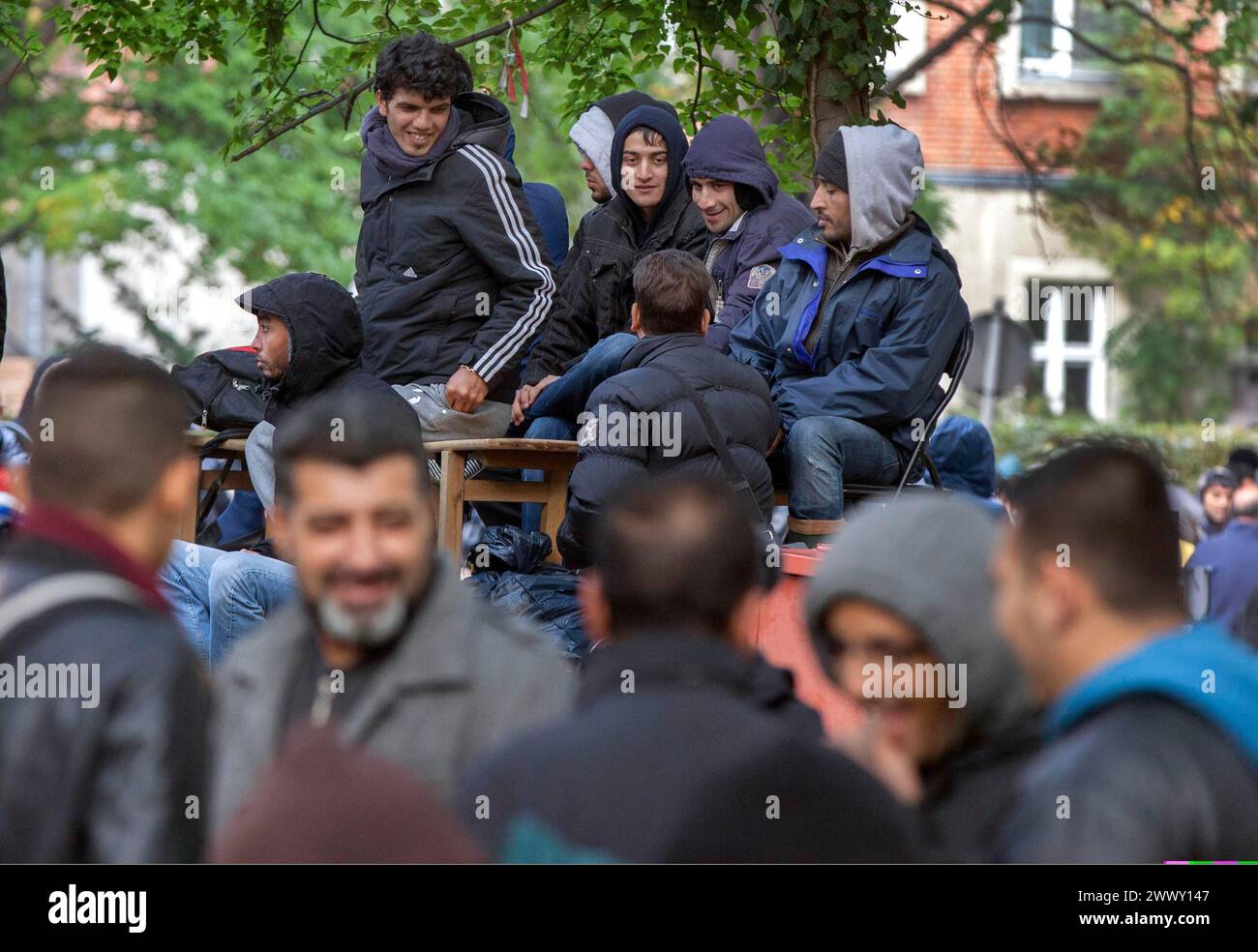 Rifugiati provenienti dalla Siria in attesa di essere registrati presso il Centro centrale di accoglienza per i richiedenti asilo presso l'Ufficio di Stato di Berlino per la salute e il sociale Foto Stock