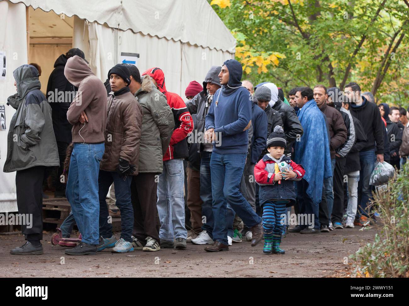 Rifugiati provenienti dalla Siria in attesa di essere registrati presso il Centro centrale di accoglienza per i richiedenti asilo presso l'Ufficio di Stato di Berlino per la salute e il sociale Foto Stock