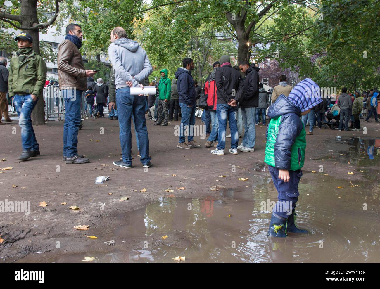 Rifugiati provenienti dalla Siria in attesa di essere registrati presso il Centro centrale di accoglienza per i richiedenti asilo presso l'Ufficio di Stato di Berlino per la salute e il sociale Foto Stock