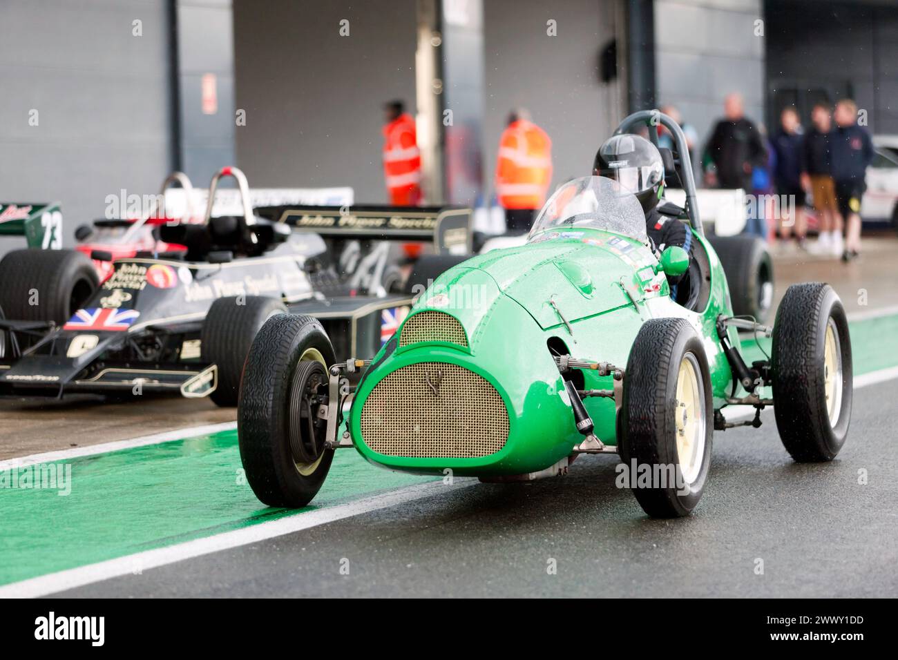 Un Green, 1953, Cooper Bristol Mk2, passa lungo la corsia dei box internazionali, prima dell'inizio della HGPCA pre '66 Grand prix Cars Race. Foto Stock