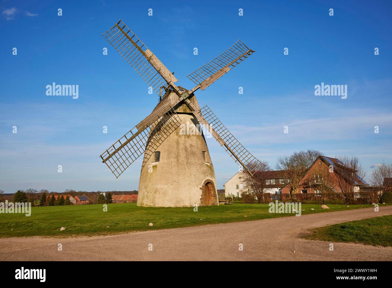 Il mulino a vento Auf der Hoechte sotto un cielo azzurro senza nuvole fa parte della Westphalian Mill Road a Hille, Muehlenkreis Minden-Luebbecke, nord Foto Stock