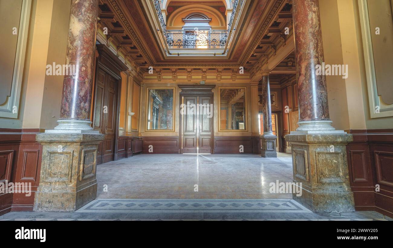 Magnifico portico in un edificio storico con un dettagliato dipinto sul soffitto, Villa Woodstock, Lost Place, Brill, Wuppertal, Renania settentrionale-Vestfalia Foto Stock