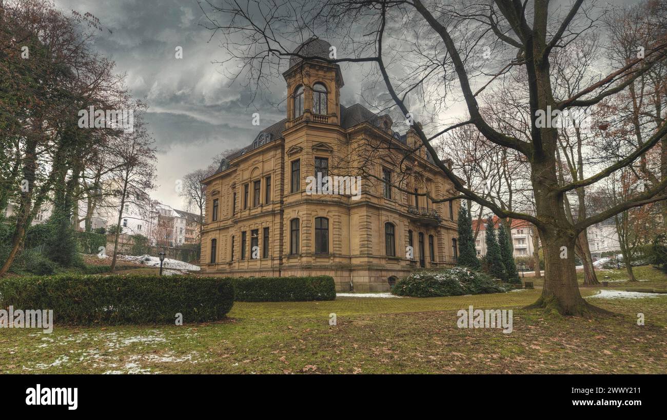 Un maestoso palazzo circondato dal verde sotto un cielo nuvoloso, Villa Woodstock, Lost Place, Brill, Wuppertal, Renania settentrionale-Vestfalia, Germania Foto Stock