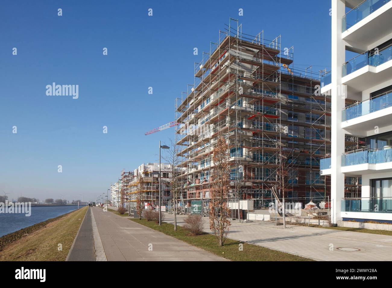 Conchiglie di edifici residenziali nella Ueberseestadt di Brema, ponteggi, cantiere, Brema Foto Stock