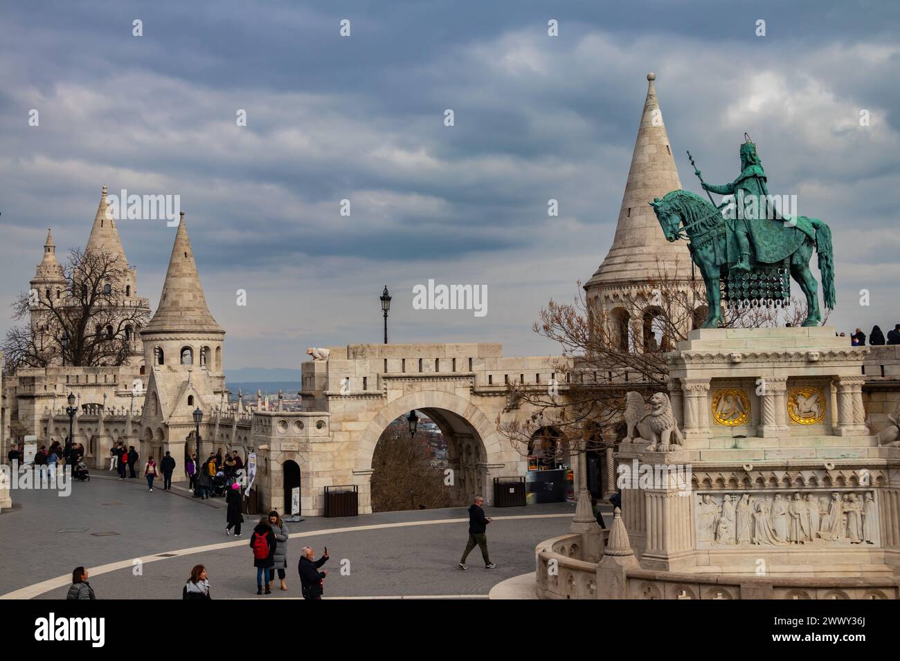 Bastione dei pescatori a Budapest (ungherese: Halszbstya), struttura con sette torri che rappresentano le tribù magiare, una gemma neoromanica Foto Stock