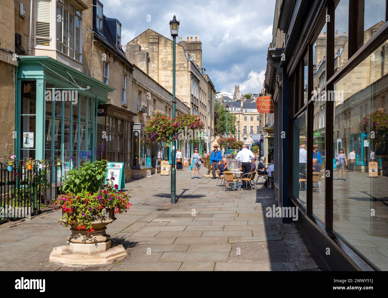 Margaret's Buildings, una passeggiata pedonale di negozi alla moda e caffetterie nella città di Bath, nel Somerset, Regno Unito Foto Stock