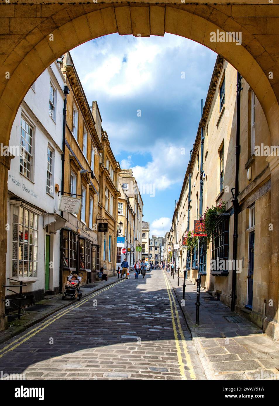 Arco che conduce a Queen Street nella città di Bath, Somerset, Regno Unito Foto Stock