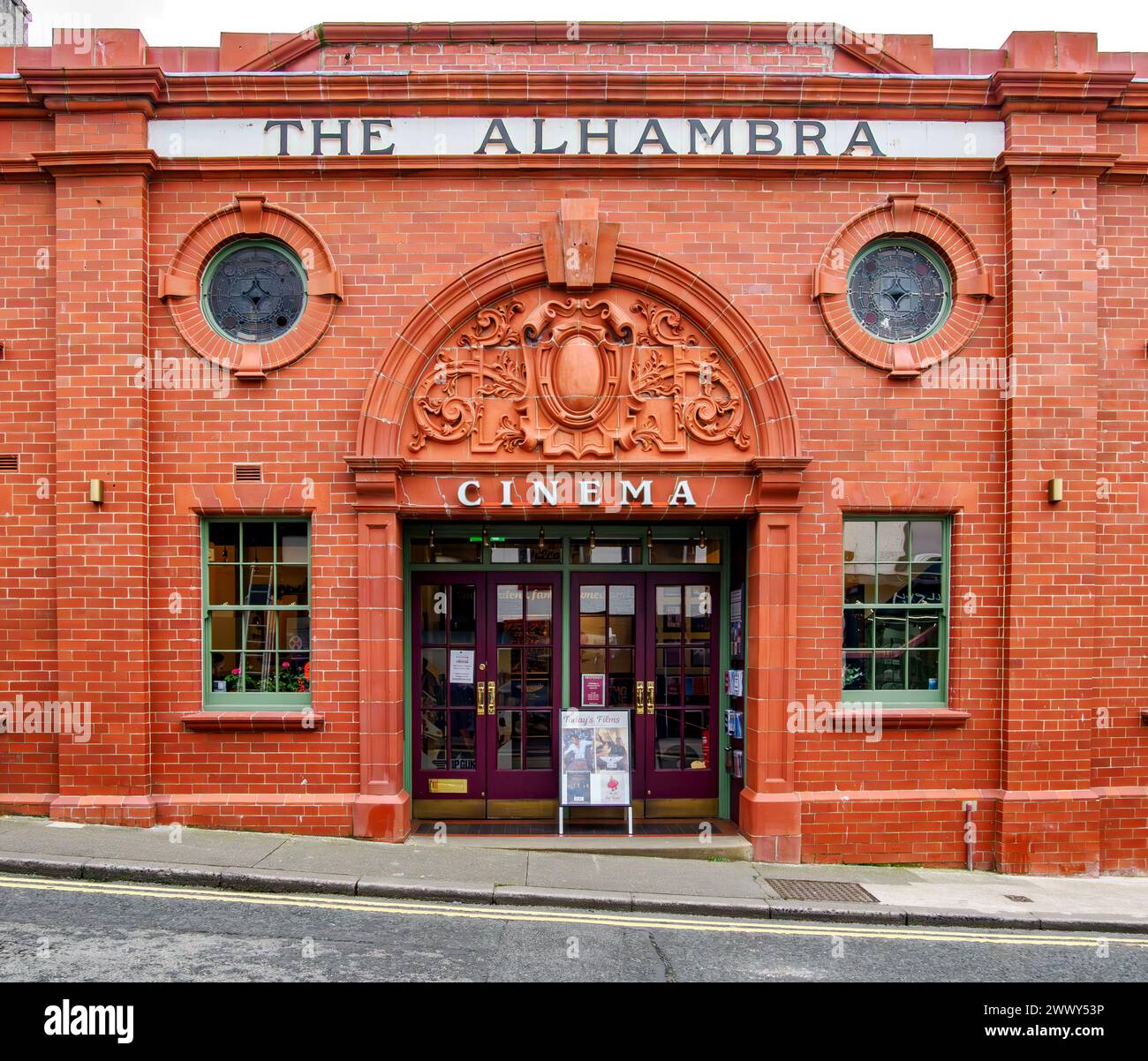 Suggestiva facciata in mattoni rossi del vecchio cinema dell'Alhambra a Keswick, nel Lake District della Cumbria, Regno Unito, risalente al 2013 Foto Stock