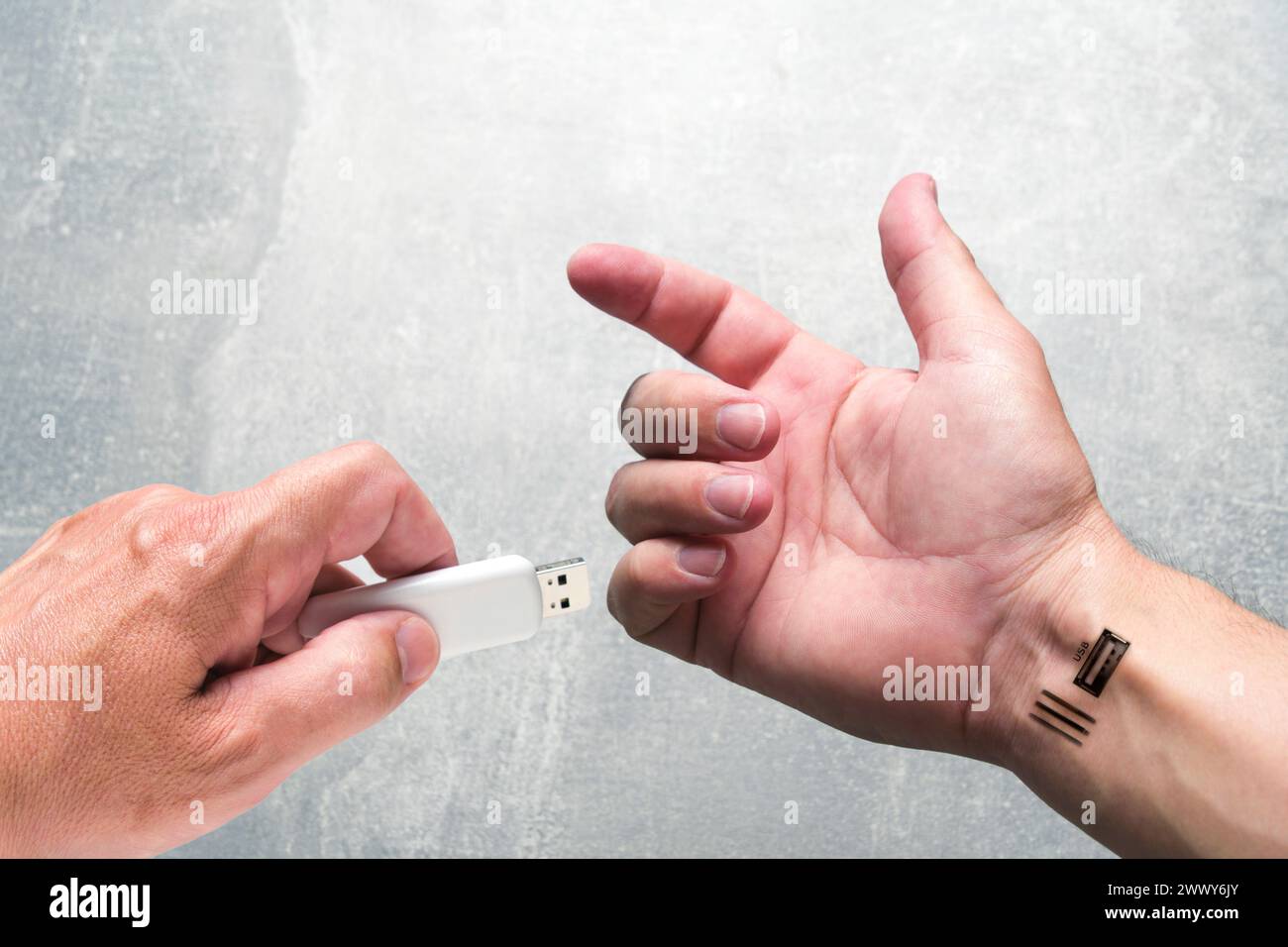 Persona modificata a mani libere con unità flash USB e ingresso USB al polso Foto Stock