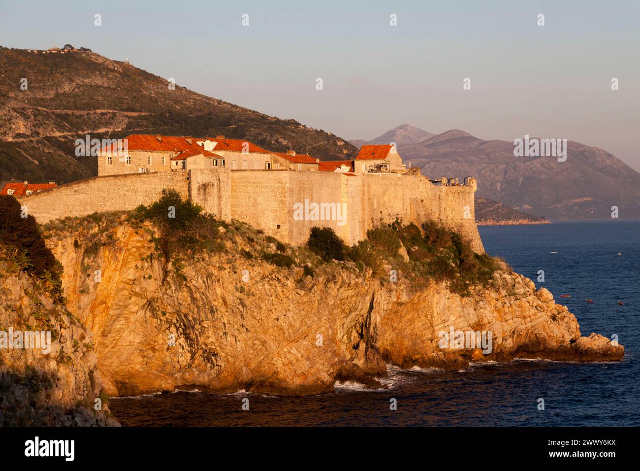 Le mura di Dubrovnik (croato: Dubrovačke gradske zidine) sono una serie di mura difensive in pietra che circondano la città di Dubrovnik nel sud del croato Foto Stock