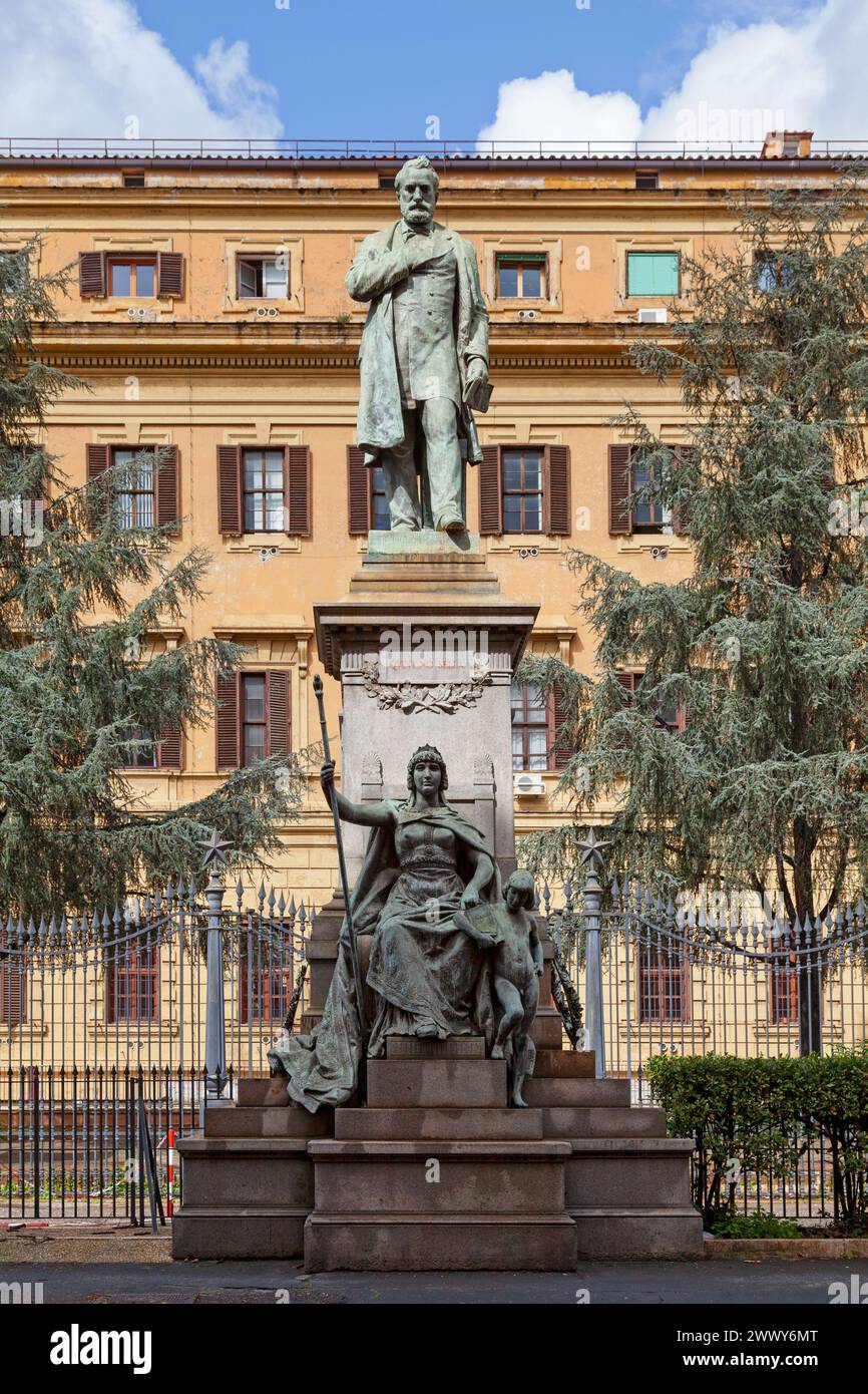 Il Monumento a Quintino Sella fuori dal Palazzo delle Finanze a Roma, un palazzo storico che attualmente ospita il Ministero dell'economia e la Foto Stock