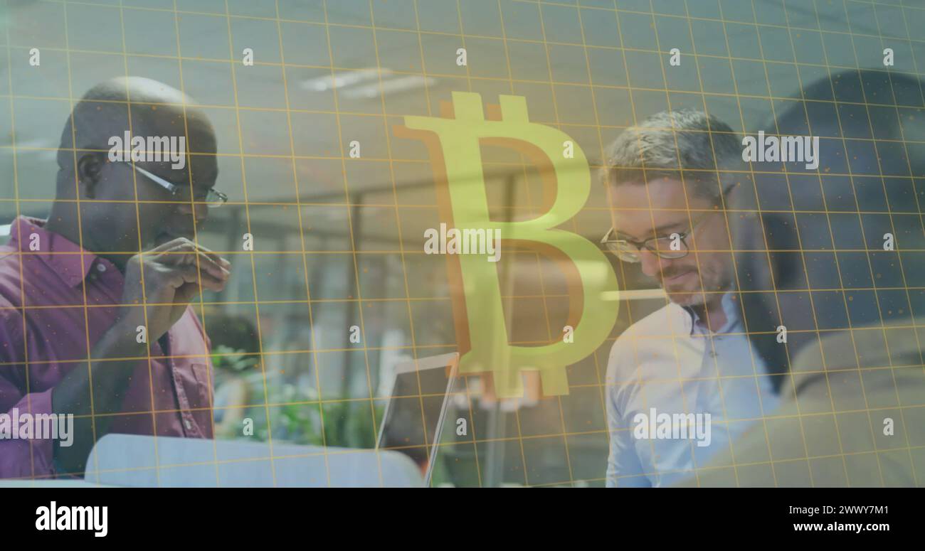 Immagine del simbolo bitcoin e dell'elaborazione dei dati su diversi dipendenti aziendali in ufficio. Criptovaluta globale, business, connessioni, computing e dati p Foto Stock