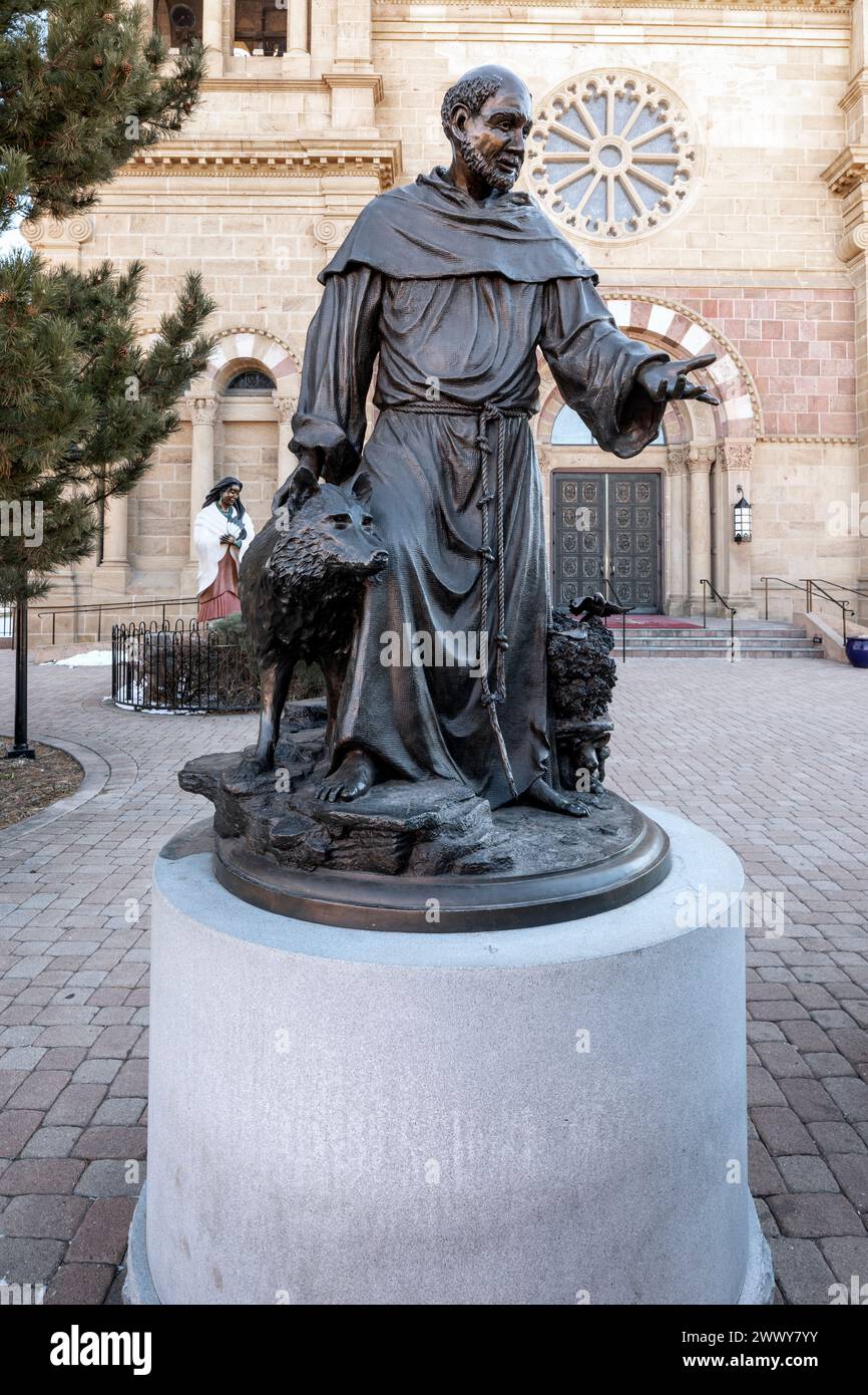 NM00656-00..... NEW MEXICO - Cattedrale Basillica di San Francesco a Santa Fe con scultura di Francesco d'Assisi. Foto Stock