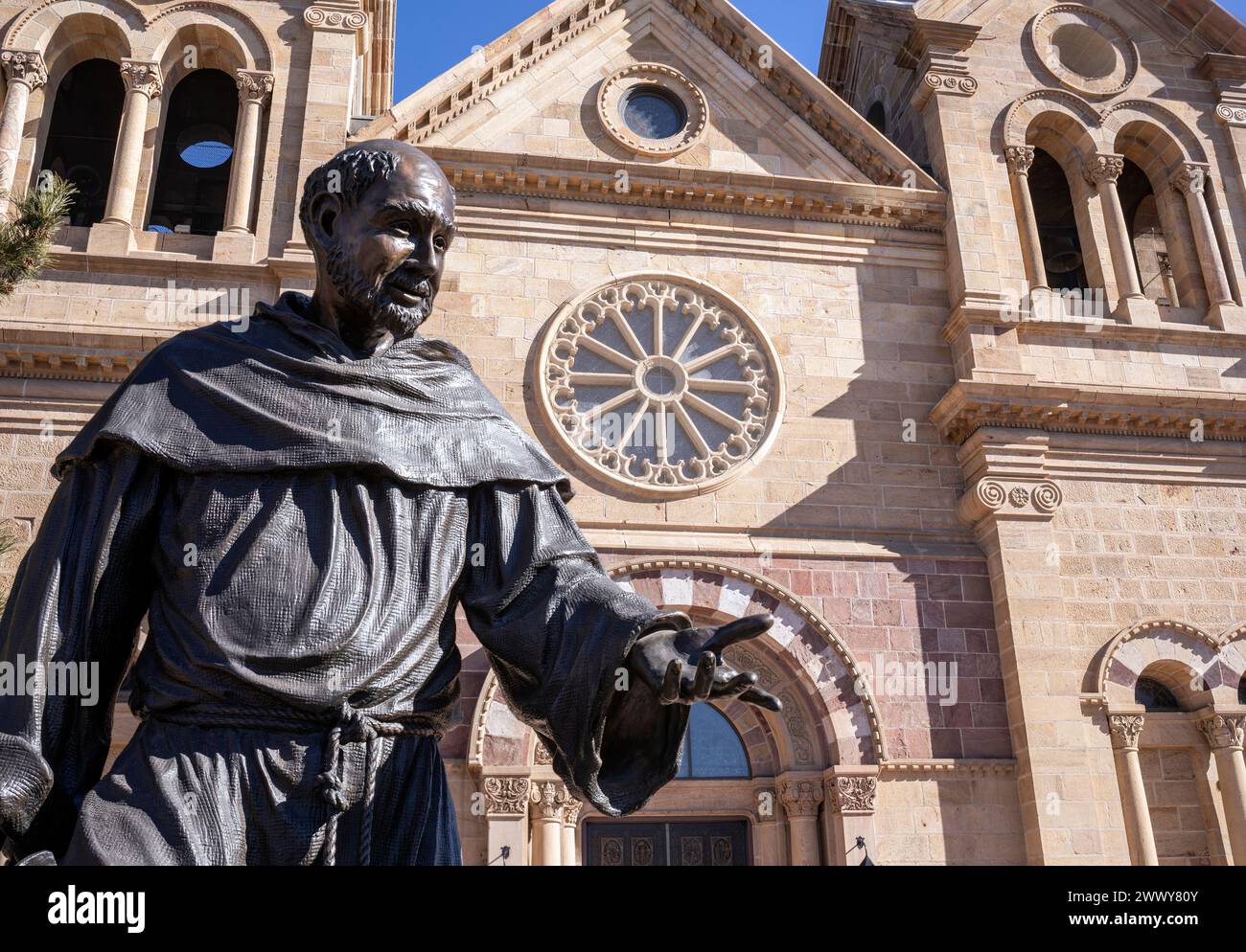 NM00658-00..... NEW MEXICO - Cattedrale Basillica di San Francesco a Santa Fe con scultura di Francesco d'Assisi. Foto Stock