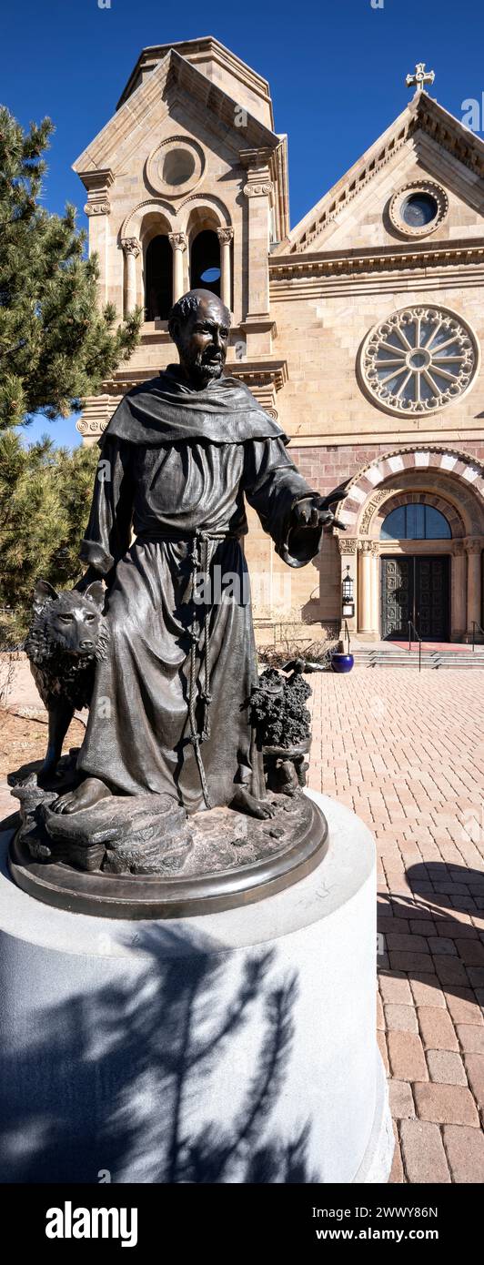 NM00662-00..... NEW MEXICO - Cattedrale Basillica di San Francesco a Santa Fe con scultura di Francesco d'Assisi. Foto Stock