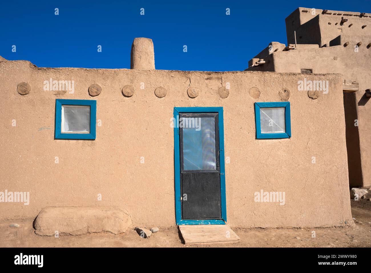 NM00687-00....NEW MEXICO - Casa del Nord, con porta e due finestre, terra tribale di Taos Pueblo. Foto Stock