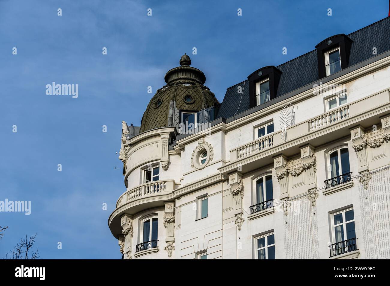 Madrid, Spagna - 17 marzo 2024: Vista esterna del famoso e lussuoso hotel Ritz Foto Stock