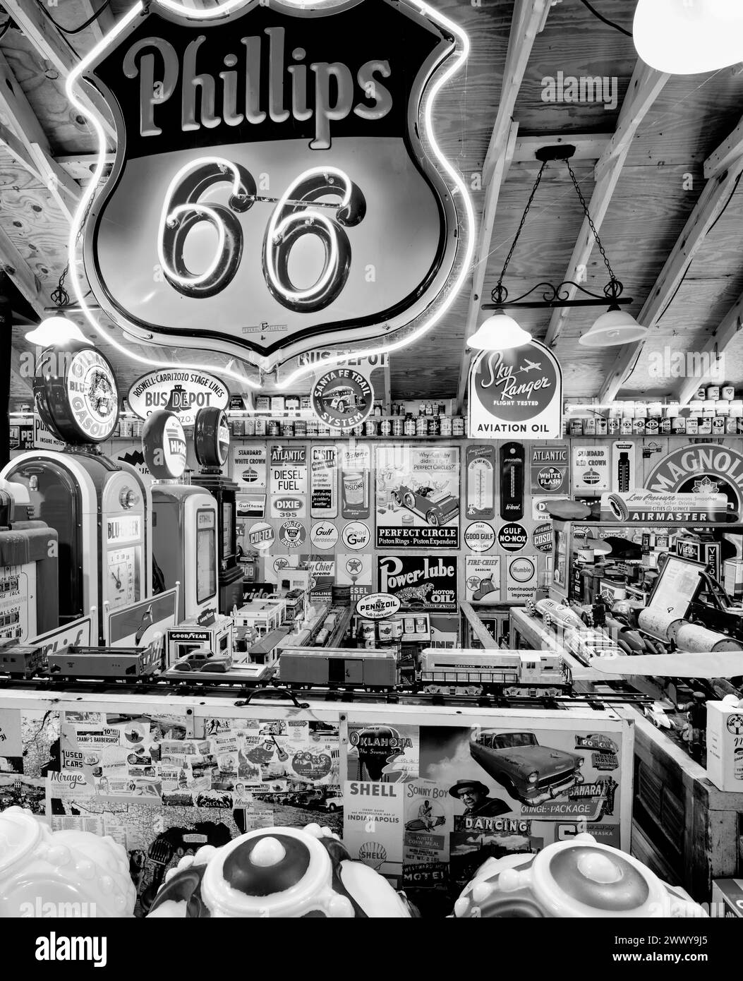 NM00703-00-BW....NEW MEXICO - memorabilia storica stazione di servizio presso il Classical gas Museum vicino a Embudo. Composto di tre immagini. Foto Stock