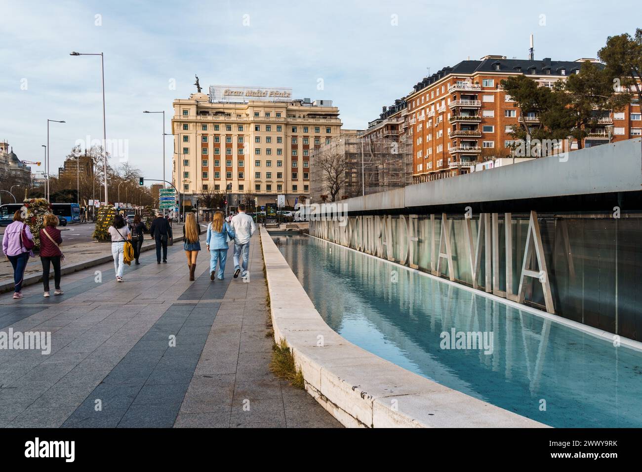 Madrid, Spagna - 17 marzo 2024: Vista sulla strada di Piazza del Colone a Madrid. Foto Stock