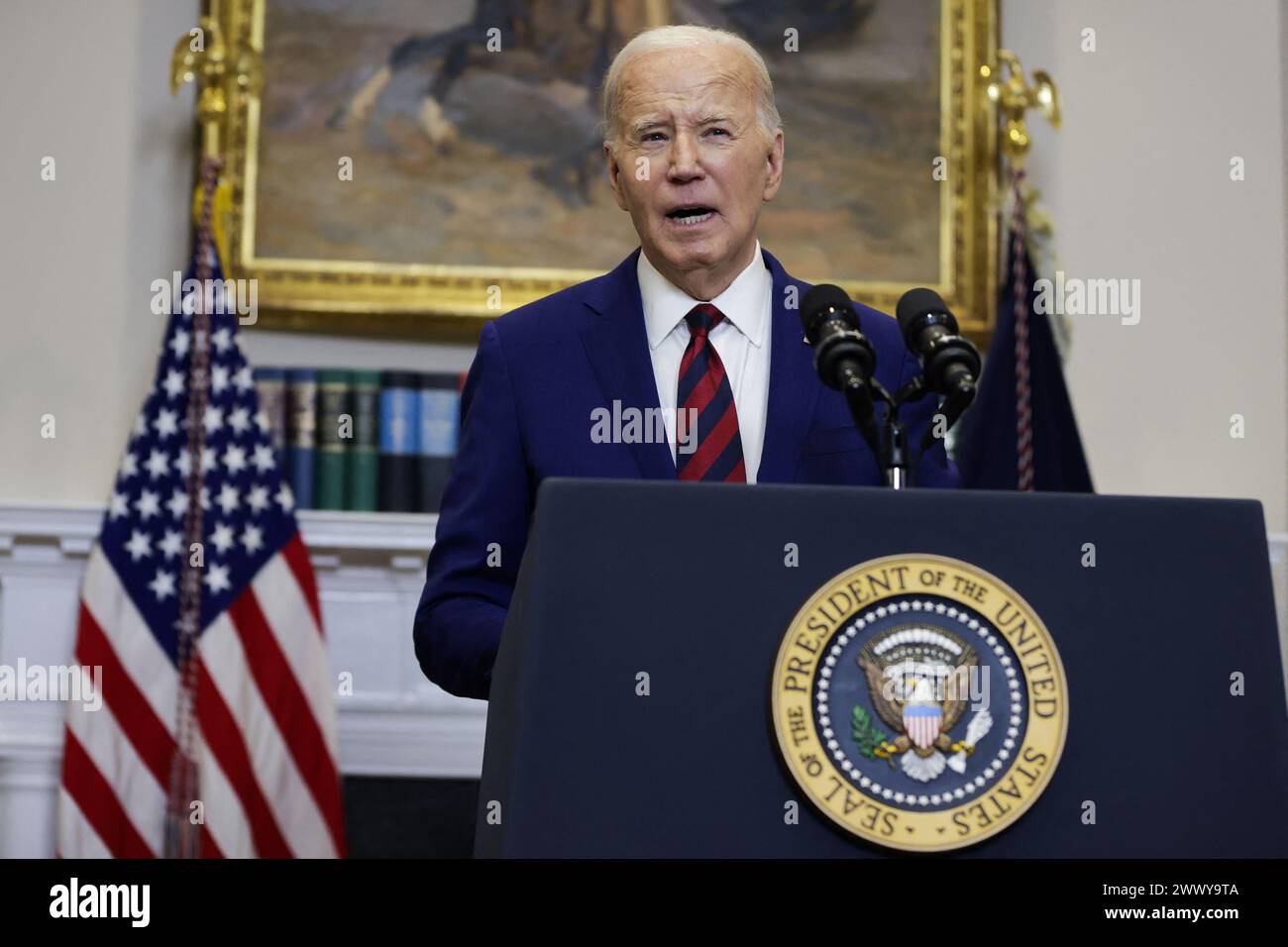 Washington, Stati Uniti. 26 marzo 2024. Il presidente Joe Biden fa osservazioni sul crollo del Francis Scott Key Bridge a Baltimora dalla sala Roosevelt della Casa Bianca il 26 marzo 2024 a Washington, DC il ponte a 4 corsie crollò nel fiume Patapsco dopo che la nave cargo si scontrò con il ponte durante la notte. Più veicoli erano sul ponte quando è crollato e 6 rimangono ancora irrecuperabili. (Foto di Samuel Corum/Pool/ABACAPRESS.COM) credito: Abaca Press/Alamy Live News Foto Stock