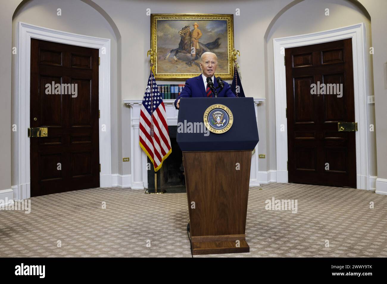 Washington, Stati Uniti. 26 marzo 2024. Il presidente Joe Biden fa osservazioni sul crollo del Francis Scott Key Bridge a Baltimora dalla sala Roosevelt della Casa Bianca il 26 marzo 2024 a Washington, DC il ponte a 4 corsie crollò nel fiume Patapsco dopo che la nave cargo si scontrò con il ponte durante la notte. Più veicoli erano sul ponte quando è crollato e 6 rimangono ancora irrecuperabili. (Foto di Samuel Corum/Pool/ABACAPRESS.COM) credito: Abaca Press/Alamy Live News Foto Stock