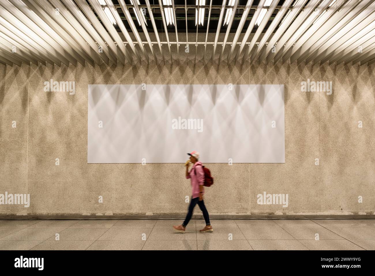 Donna che cammina in aeroporto, Maiorca, Spagna, Europa Foto Stock