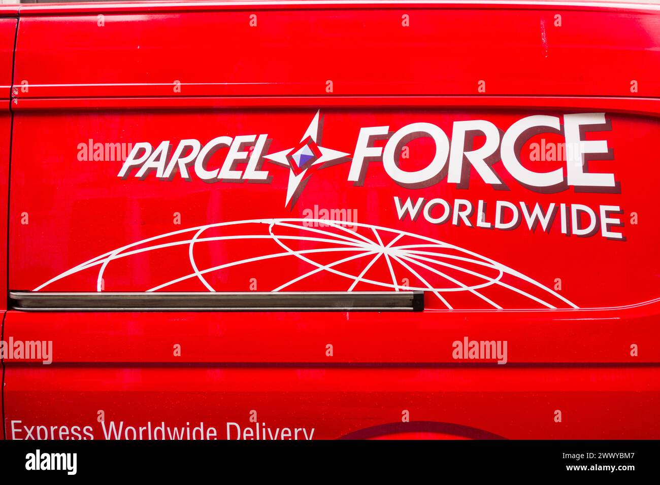 Primo piano del logo e della scritta Royal mail Parcelforce Worldwide sul lato di un furgone Foto Stock