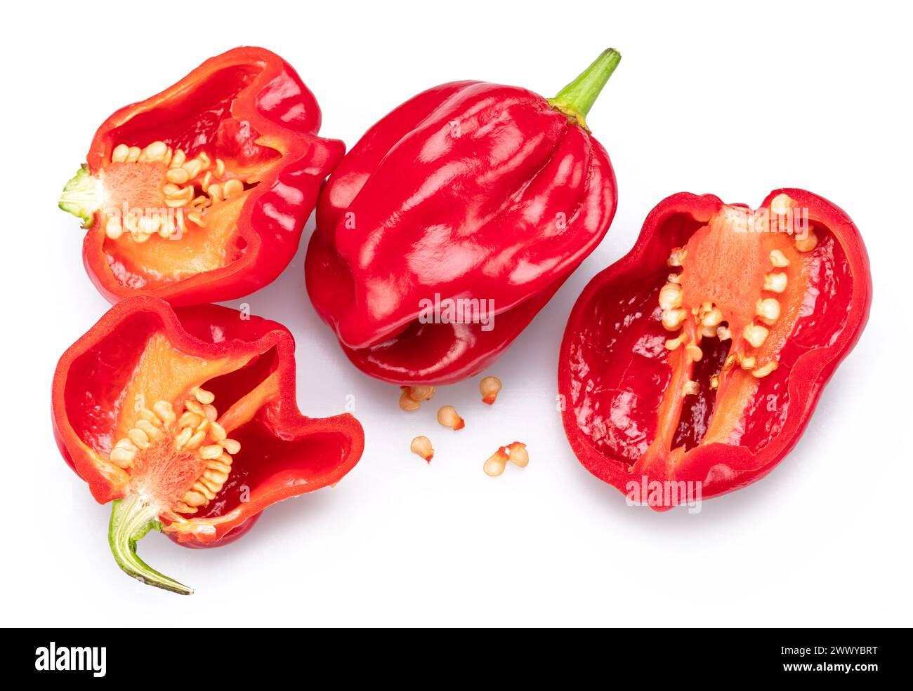 Peperoni habanero rossi e sezione habanero su sfondo bianco. Foto Stock
