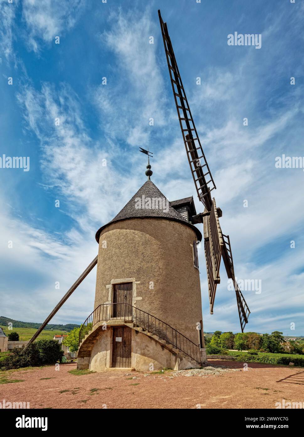 L'omonimo mulino a vento del famoso vino rosso francese situato vicino a Romanèche-Thorins. Foto Stock