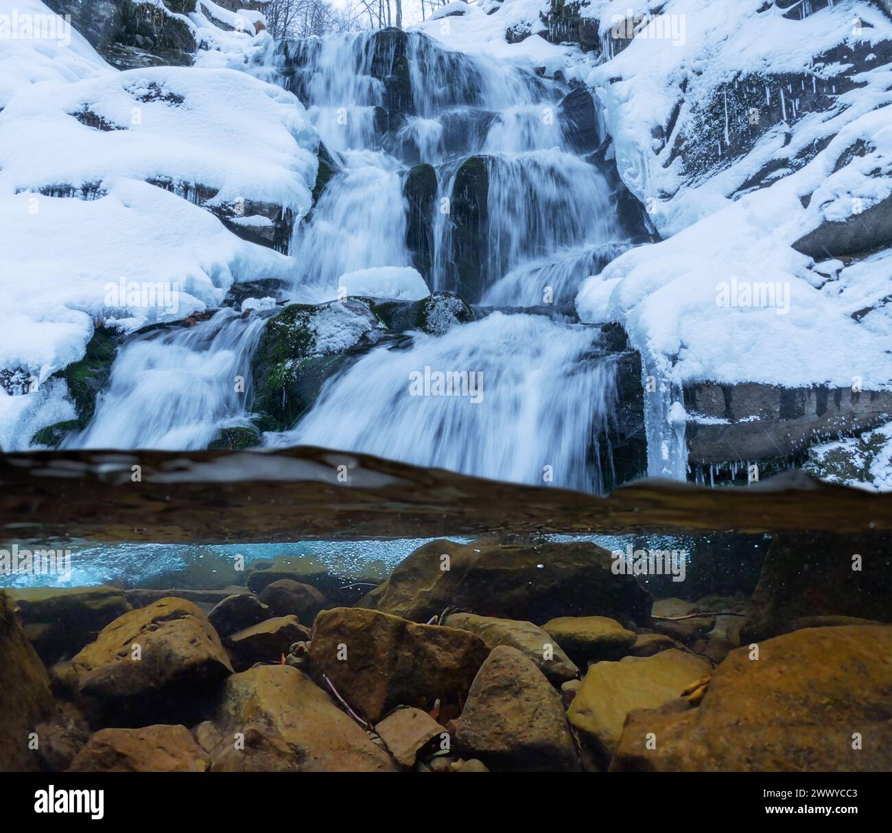 Cascata d'inverno sulle montagne dei Carpazi. Foto Stock
