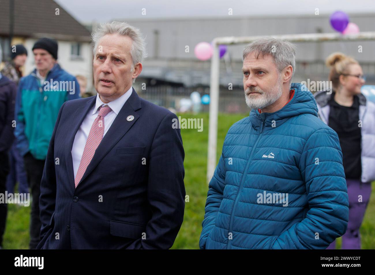 Ian Paisley Jnr (a sinistra) con il collega del partito Paul Frew MLA durante un evento commemorativo per Chloe Mitchell al King George's Park, Ballymena. La signora Mitchell, trovata morta a Ballymena la scorsa estate, avrebbe festeggiato martedì il suo ventiduesimo compleanno. Data foto: Martedì 26 marzo 2024. Foto Stock