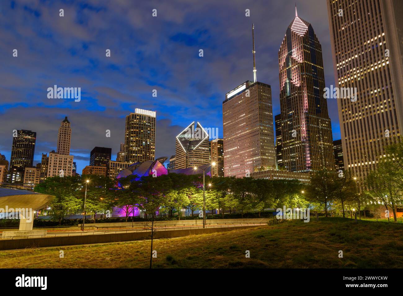 Vista notturna dello skyline di Chicago dal Millennium Park Foto Stock