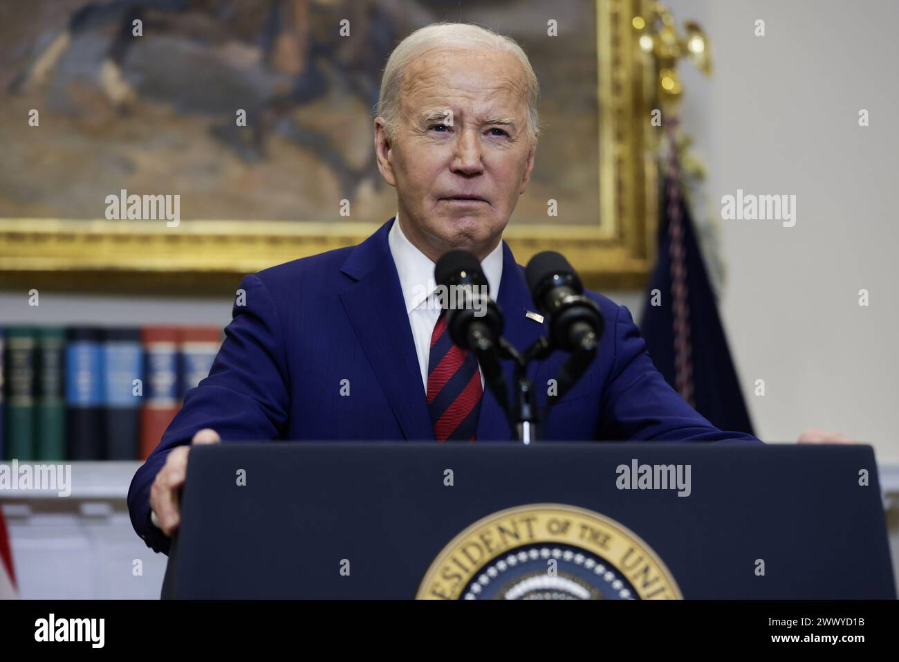 Washington, Stati Uniti. 26 marzo 2024. Il presidente Joe Biden pronuncia le sue osservazioni sul crollo del Francis Scott Key Bridge a Baltimora dalla Roosevelt Room della Casa Bianca martedì 26 marzo 2024 a Washington, DC. Il ponte a 4 corsie crollò nel fiume Patapsco dopo che la nave cargo si scontrò con il ponte durante la notte. Più veicoli erano sul ponte quando è crollato e 6 rimangono ancora irrecuperabili. Foto di Samuel Corum/UPI credito: UPI/Alamy Live News Foto Stock