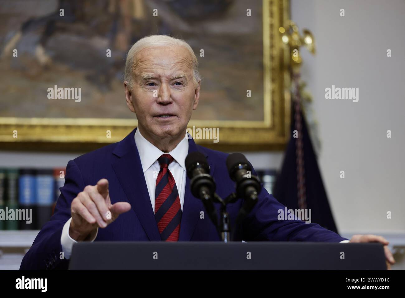 Washington, Stati Uniti. 26 marzo 2024. Il presidente Joe Biden pronuncia le sue osservazioni sul crollo del Francis Scott Key Bridge a Baltimora dalla Roosevelt Room della Casa Bianca martedì 26 marzo 2024 a Washington, DC. Il ponte a 4 corsie crollò nel fiume Patapsco dopo che la nave cargo si scontrò con il ponte durante la notte. Più veicoli erano sul ponte quando è crollato e 6 rimangono ancora irrecuperabili. Foto di Samuel Corum/UPI credito: UPI/Alamy Live News Foto Stock