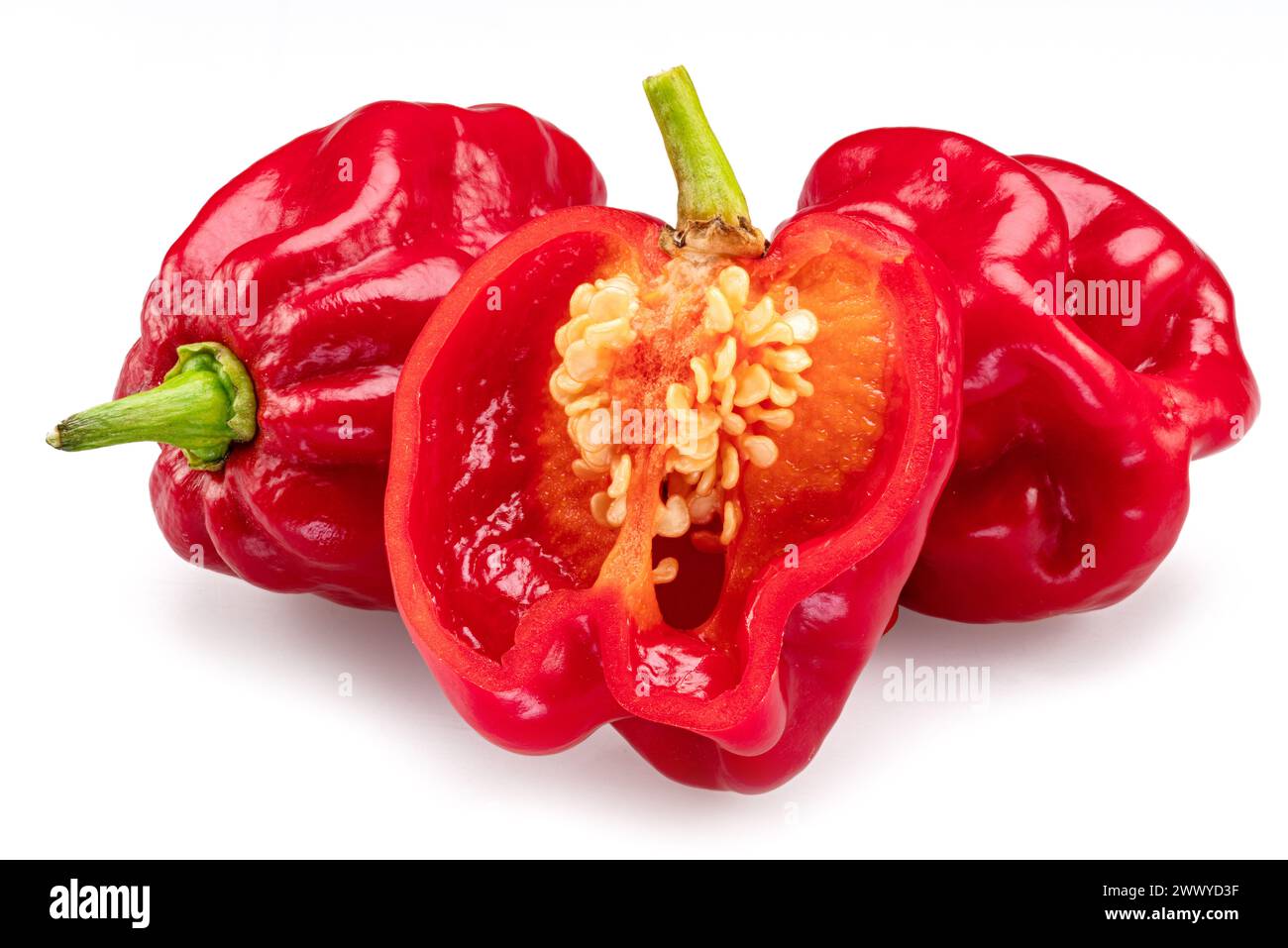 Pepe habanero rosso e sezione habanero su sfondo bianco. Foto Stock