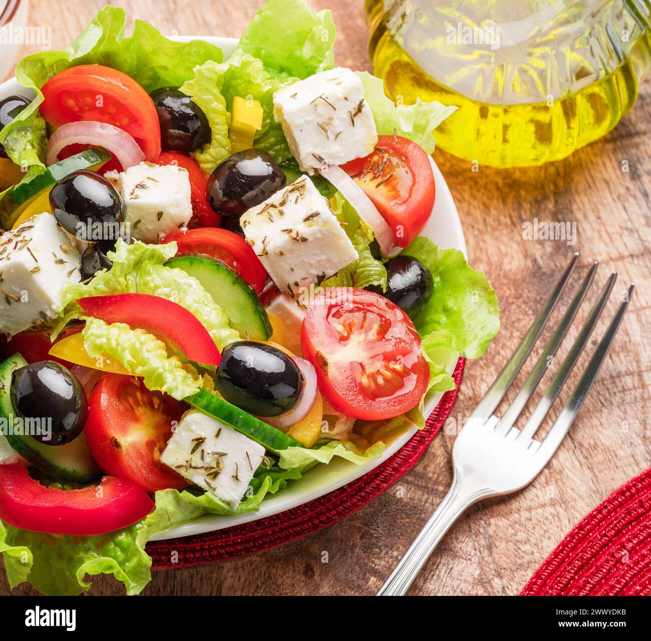Insalata greca su tavola di legno servita e pronta da mangiare. Foto Stock