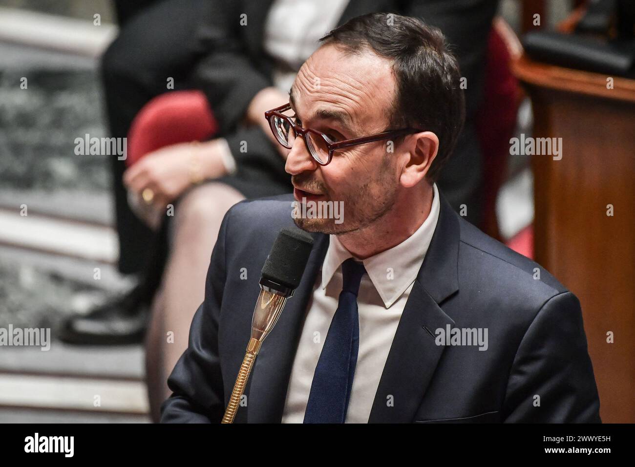 Parigi, Francia. 26 marzo 2024. Il vice ministro francese per i conti pubblici Thomas Cazenave parla durante una sessione di interrogazioni al governo all'Assemblea nazionale di Parigi il 26 marzo 2024. Foto di Firas Abdullah/ABACAPRESS.COM credito: Abaca Press/Alamy Live News Foto Stock