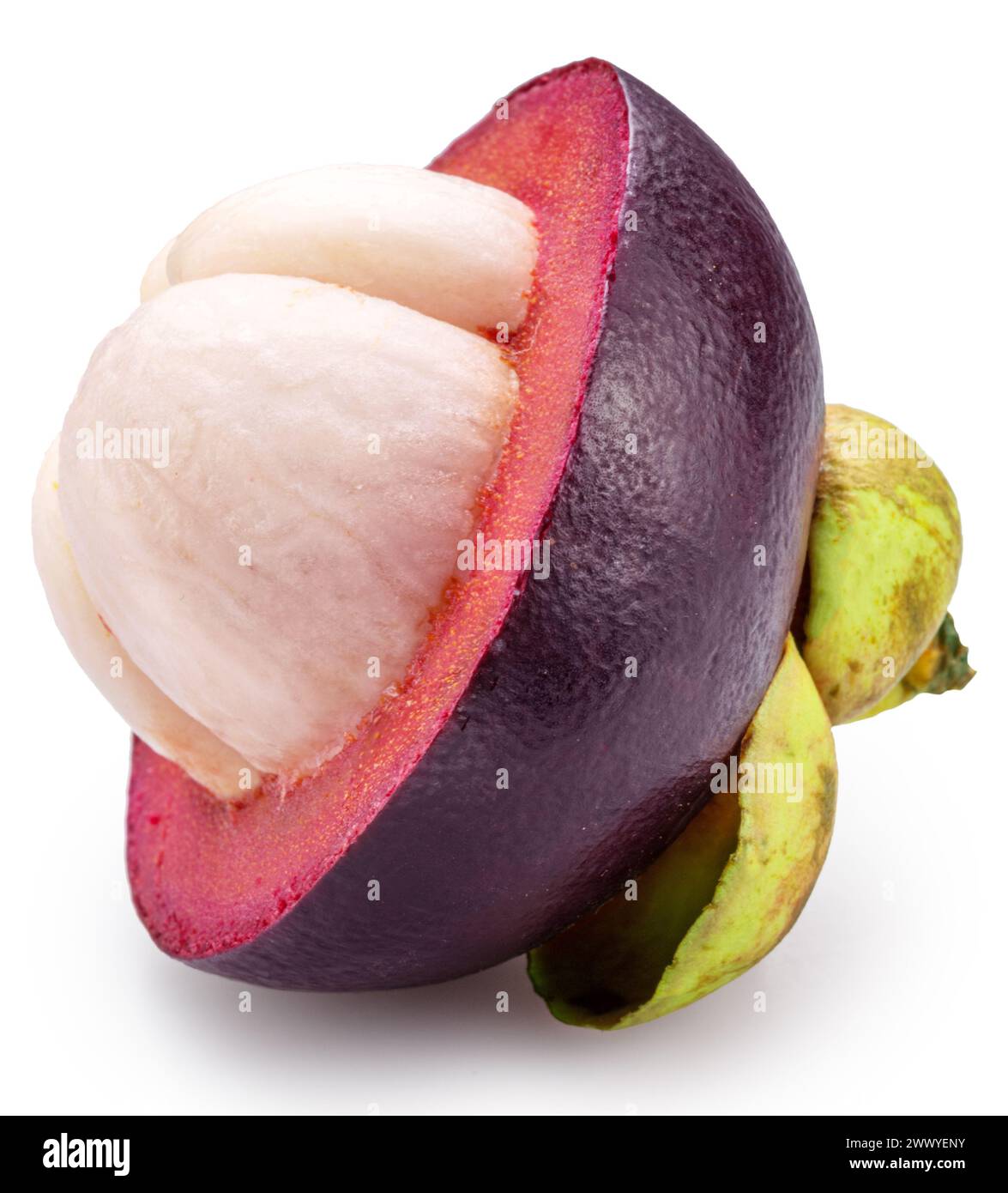 Sezione trasversale mangostano con polpa bianca su sfondo bianco. Tracciato di ritaglio. Foto Stock