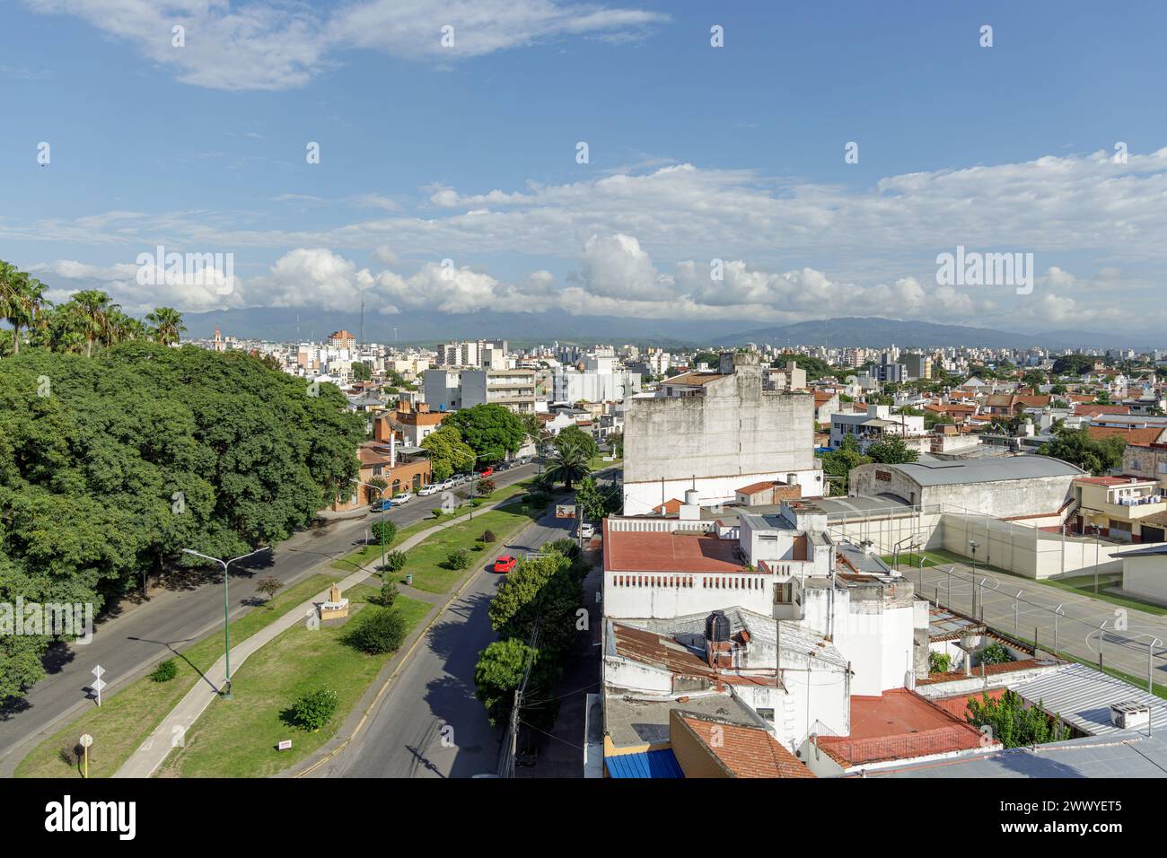 Vista aerea di Hipolito Yrigoyen Avenue nella città di Salta in Argentina. Foto Stock