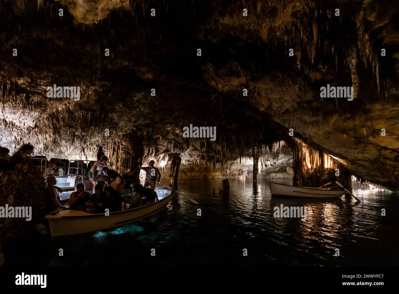 Persone su barche a Drach Caves, Mallorca, Spagna Foto Stock
