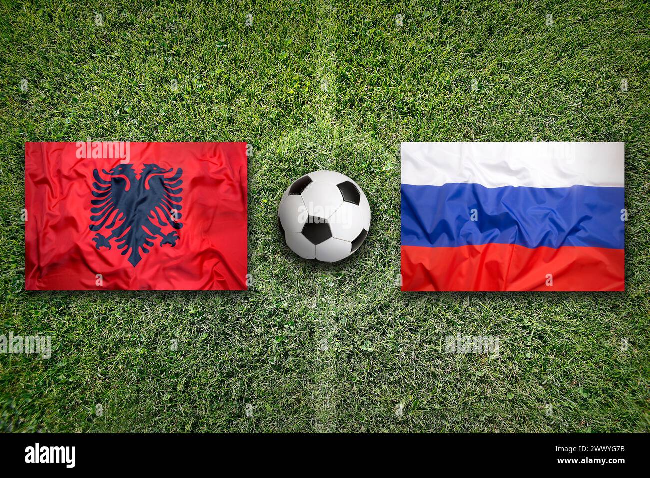 L'Albania vs. Russia bandiere sul verde del campo di calcio Foto Stock