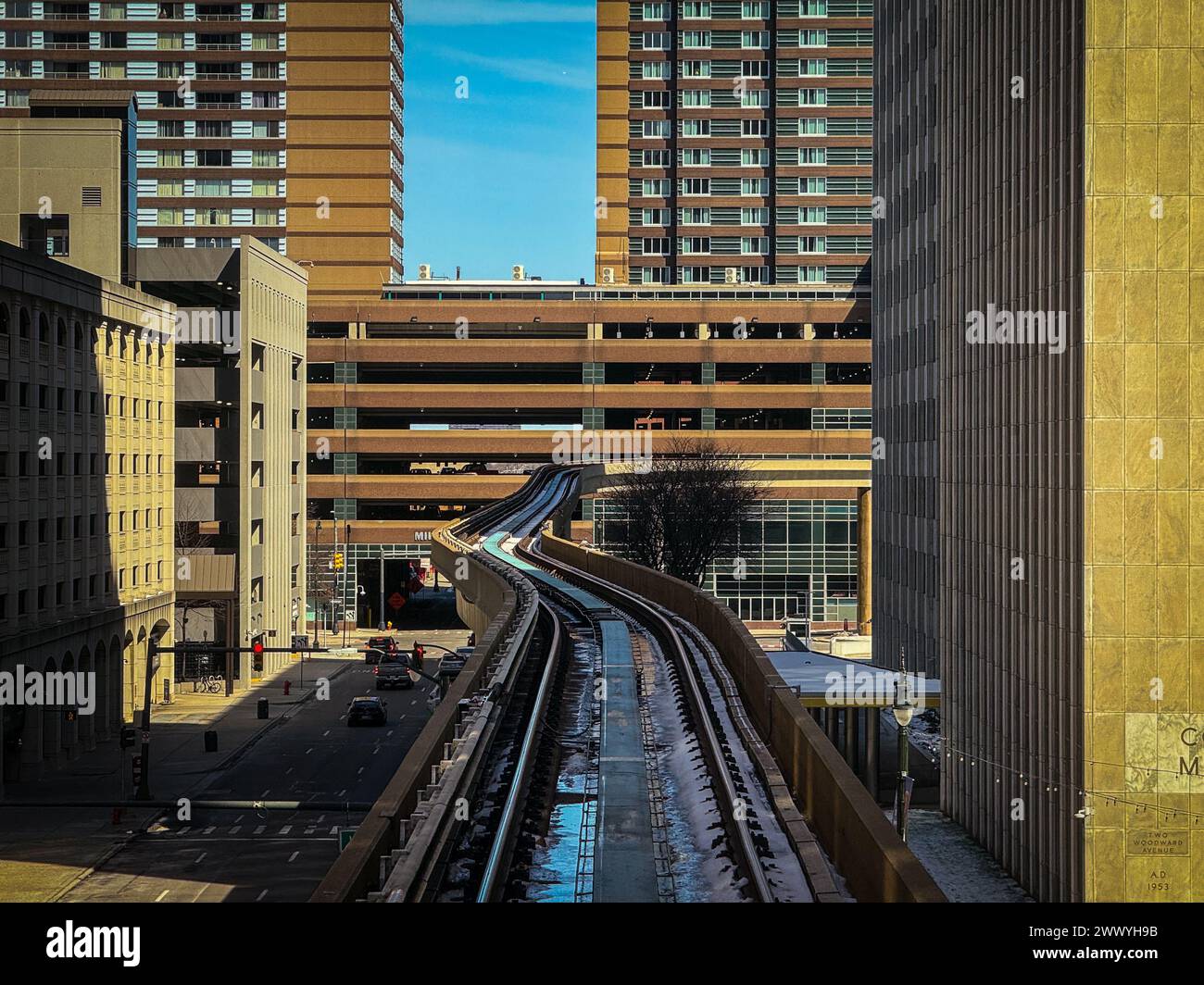 Scena urbana con binari ferroviari sopraelevati tra edifici Foto Stock