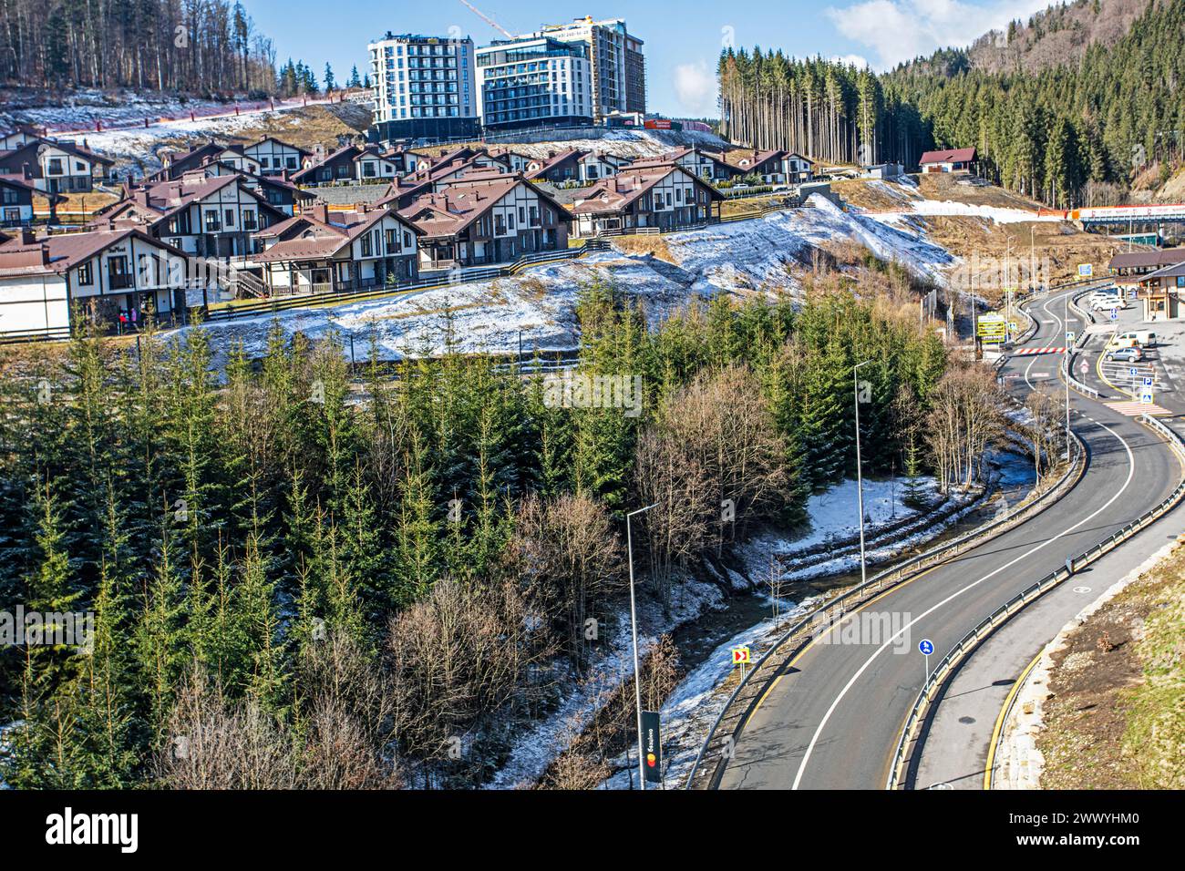 costosa con una nuova tribuna in montagna in una giornata di sole. Stazione sciistica Foto Stock
