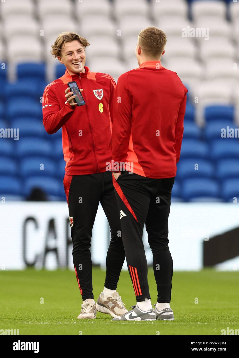 Cardiff, Regno Unito. 26 marzo 2024. Charlie Savage del Galles durante la partita di qualificazione al campionato europeo di calcio al Cardiff City Stadium di Cardiff. Il credito immagine dovrebbe essere: Darren Staples/Sportimage Credit: Sportimage Ltd/Alamy Live News Foto Stock