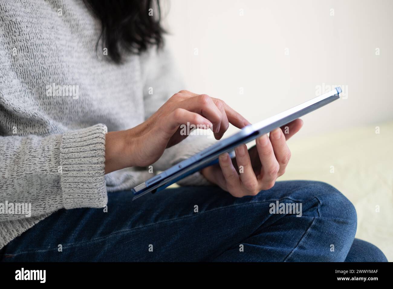 Una donna entusiasta che si gode un momento divertente sul suo dispositivo, tablet, un mix di calore e intelligenza digitale. Foto di alta qualità Foto Stock