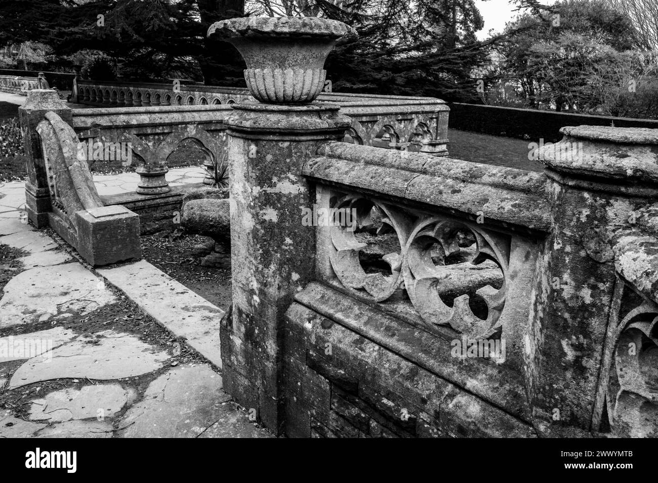 Giardino ornamentale vittoriano in pietra e spianata in stile neogotico. Immagine in bianco e nero. Cardiff, Galles. Muratura decorativa. Foto Stock