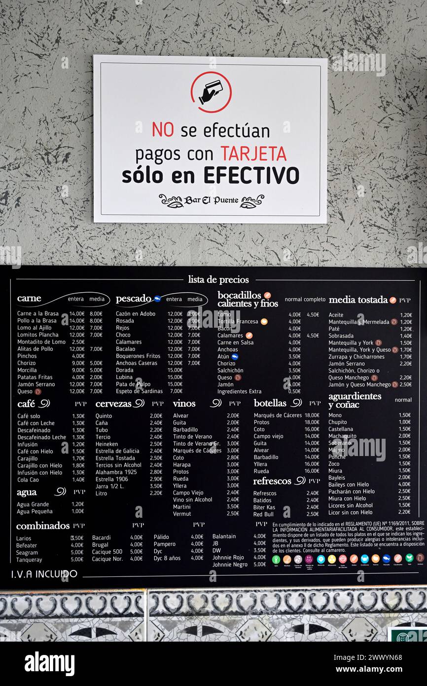 Accedi al bar del ristorante che non prevede il pagamento dell'auto, ma solo contanti insieme al menu Spagna Foto Stock